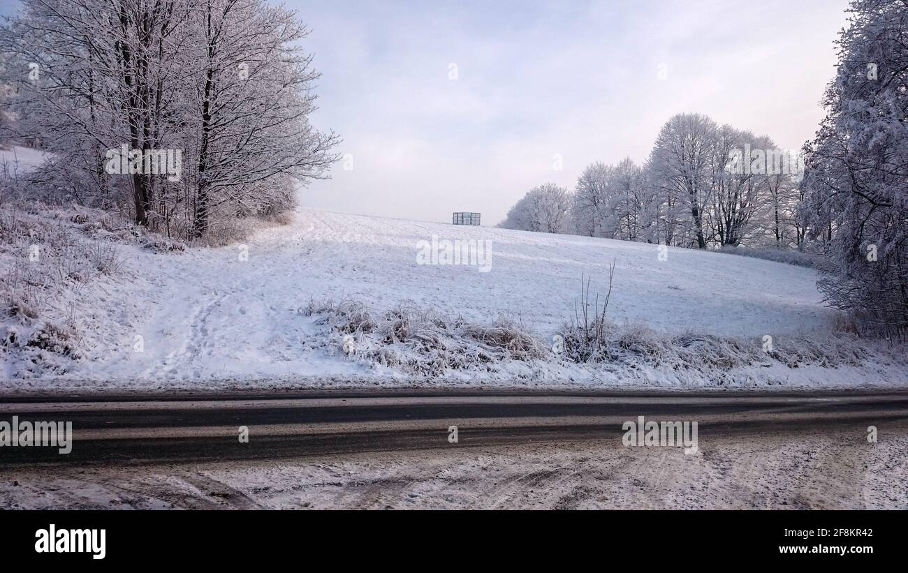 Winterstraße in den Bergen Stockfoto