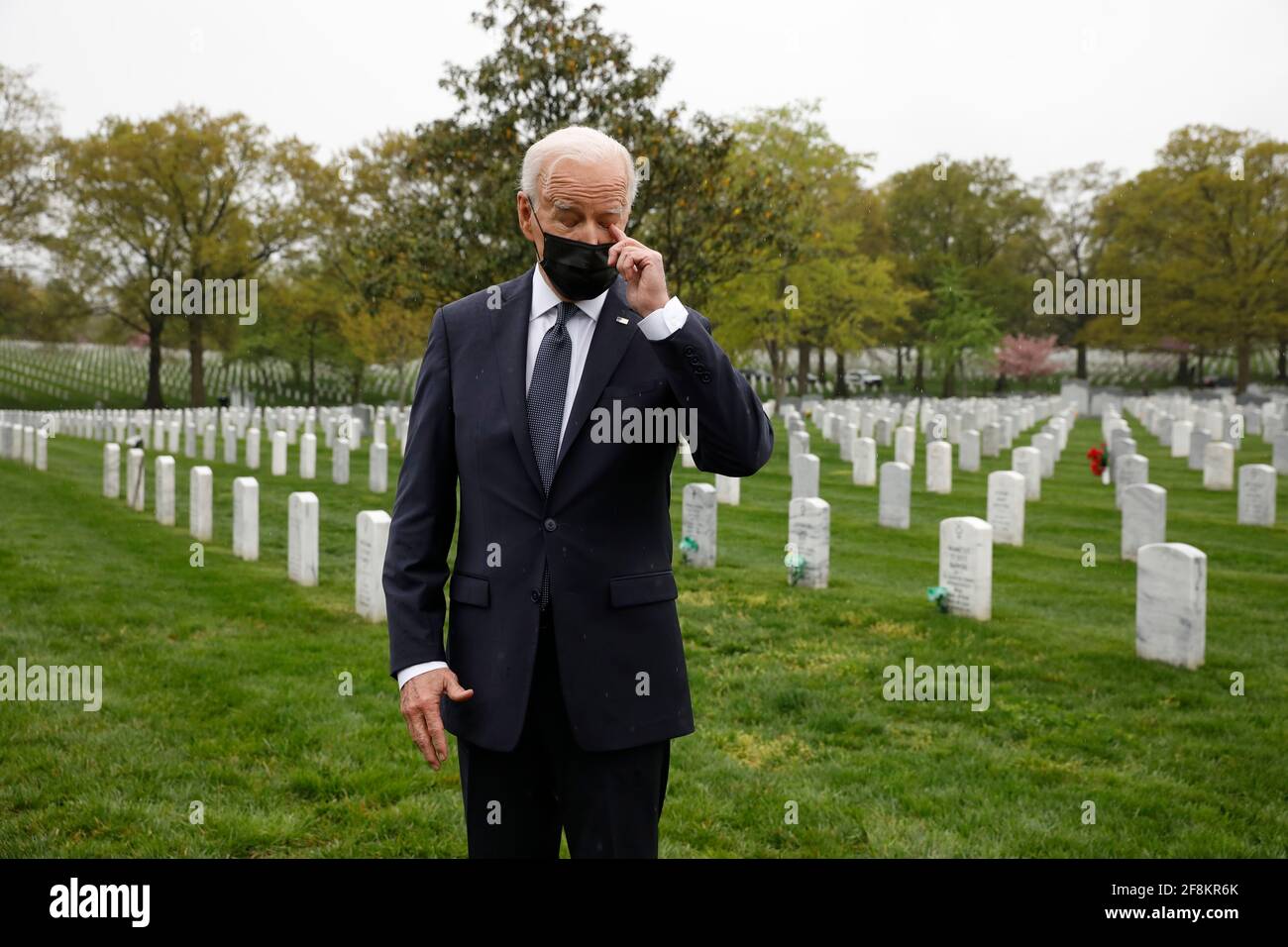 Washington, USA. April 2021. US-Präsident Joe Biden besucht am 14. April 2021 die Sektion 60 auf dem Arlington National Cemetery in Washington. Foto von Yuri Gripas/Pool/Sipa USA Quelle: SIPA USA/Alamy Live News Stockfoto