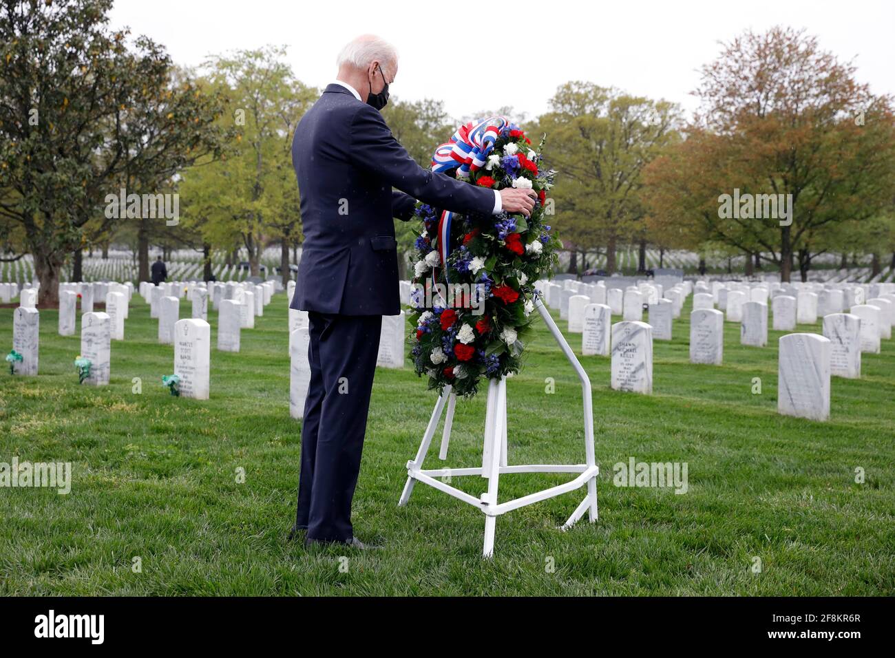 Washington, USA. April 2021. US-Präsident Joe Biden legt einen Kranz auf, als er am 14. April 2021 die Sektion 60 auf dem Arlington National Cemetery in Washington besucht. Foto von Yuri Gripas/Pool/Sipa USA Quelle: SIPA USA/Alamy Live News Stockfoto