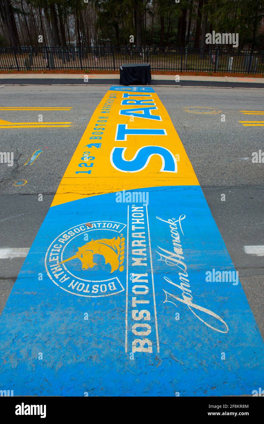 2019 Boston Marathon Start Line an der Main Street in der Stadt Hopkinton, Massachusetts, USA. Stockfoto
