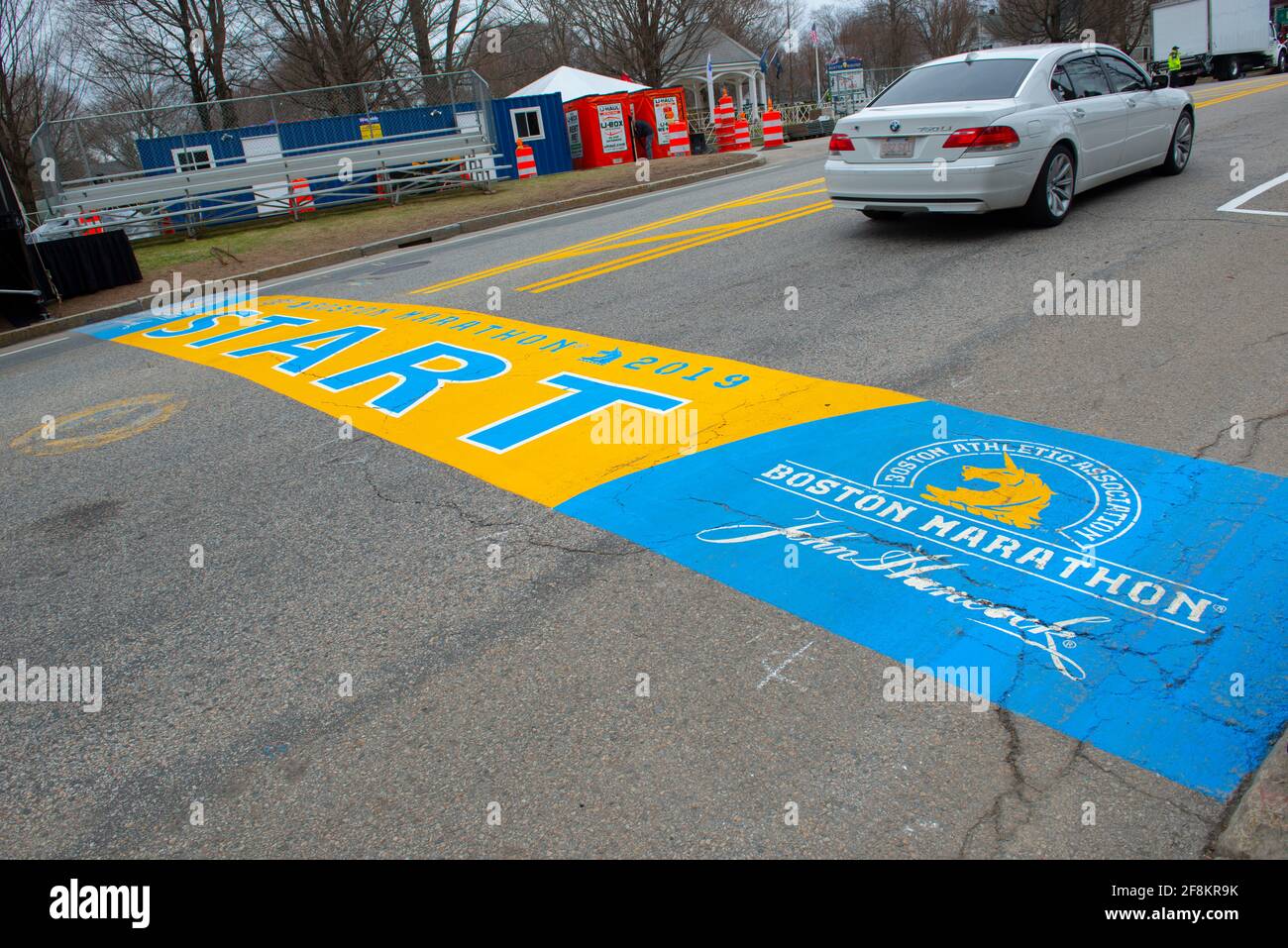 2019 Boston Marathon Start Line an der Main Street in der Stadt Hopkinton, Massachusetts, USA. Stockfoto