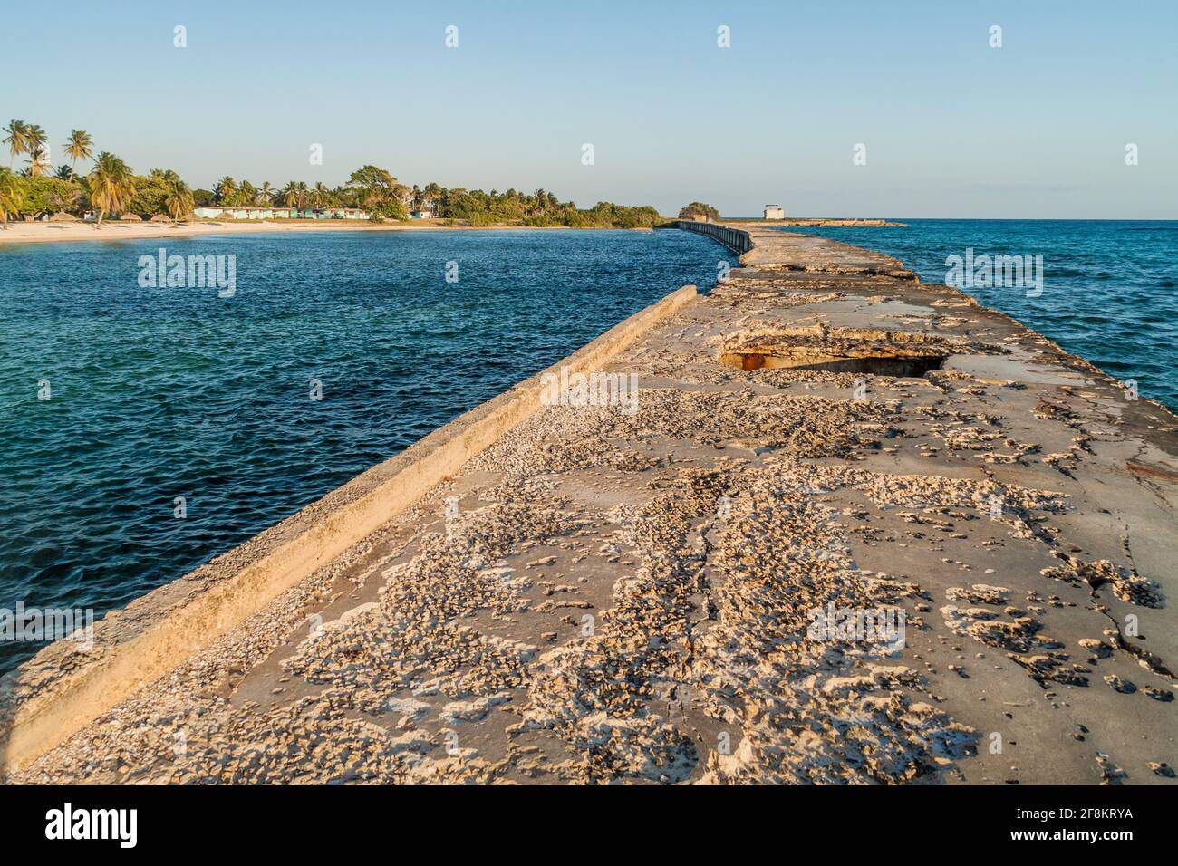 Wellenbrecher eines Strandes im Dorf Playa Giron, Kuba. Stockfoto
