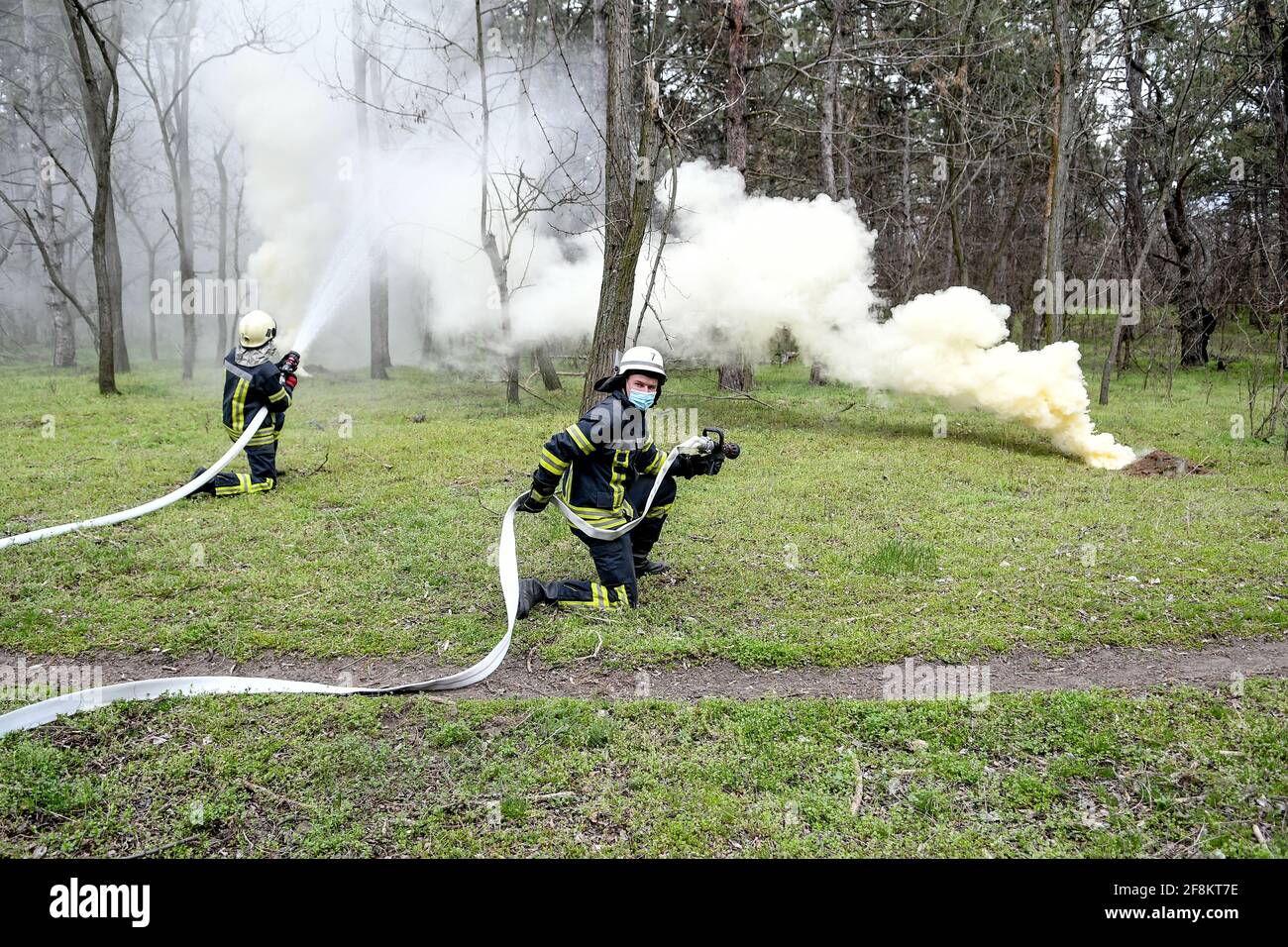 REGION ZAPORIZHZHIA, UKRAINE - 14. APRIL 2021 - die Rettungskräfte der SESU führen gemeinsame taktische und spezielle Übungen für die Leitungsorgane durch, die Rettungskräfte des Staatlichen Notdienstes und die Kräfte des territorialen Teilsystems des Regionalen Zentrums für Notsituationen, um die Vorbereitung auf Waldbrände und natürliche Ökosysteme zu gewährleisten, Region Saporischschschja, Südosten der Ukraine Stockfoto