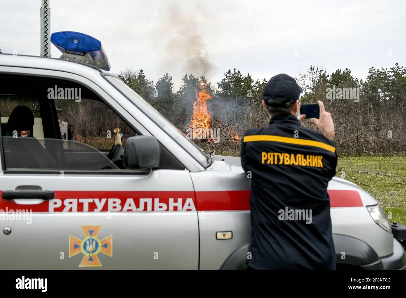 REGION ZAPORIZHZHIA, UKRAINE - 14. APRIL 2021 - die Rettungskräfte der SESU führen gemeinsame taktische und spezielle Übungen für die Leitungsorgane durch, die Rettungskräfte des Staatlichen Notdienstes und die Kräfte des territorialen Teilsystems des Regionalen Zentrums für Notsituationen, um die Vorbereitung auf Waldbrände und natürliche Ökosysteme zu gewährleisten, Region Saporischschschja, Südosten der Ukraine Stockfoto