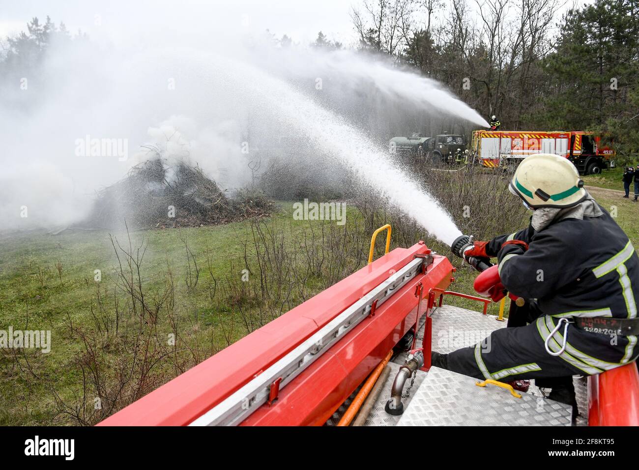 REGION ZAPORIZHZHIA, UKRAINE - 14. APRIL 2021 - die Rettungskräfte der SESU führen gemeinsame taktische und spezielle Übungen für die Leitungsorgane durch, die Rettungskräfte des Staatlichen Notdienstes und die Kräfte des territorialen Teilsystems des Regionalen Zentrums für Notsituationen, um die Vorbereitung auf Waldbrände und natürliche Ökosysteme zu gewährleisten, Region Saporischschschja, Südosten der Ukraine Stockfoto