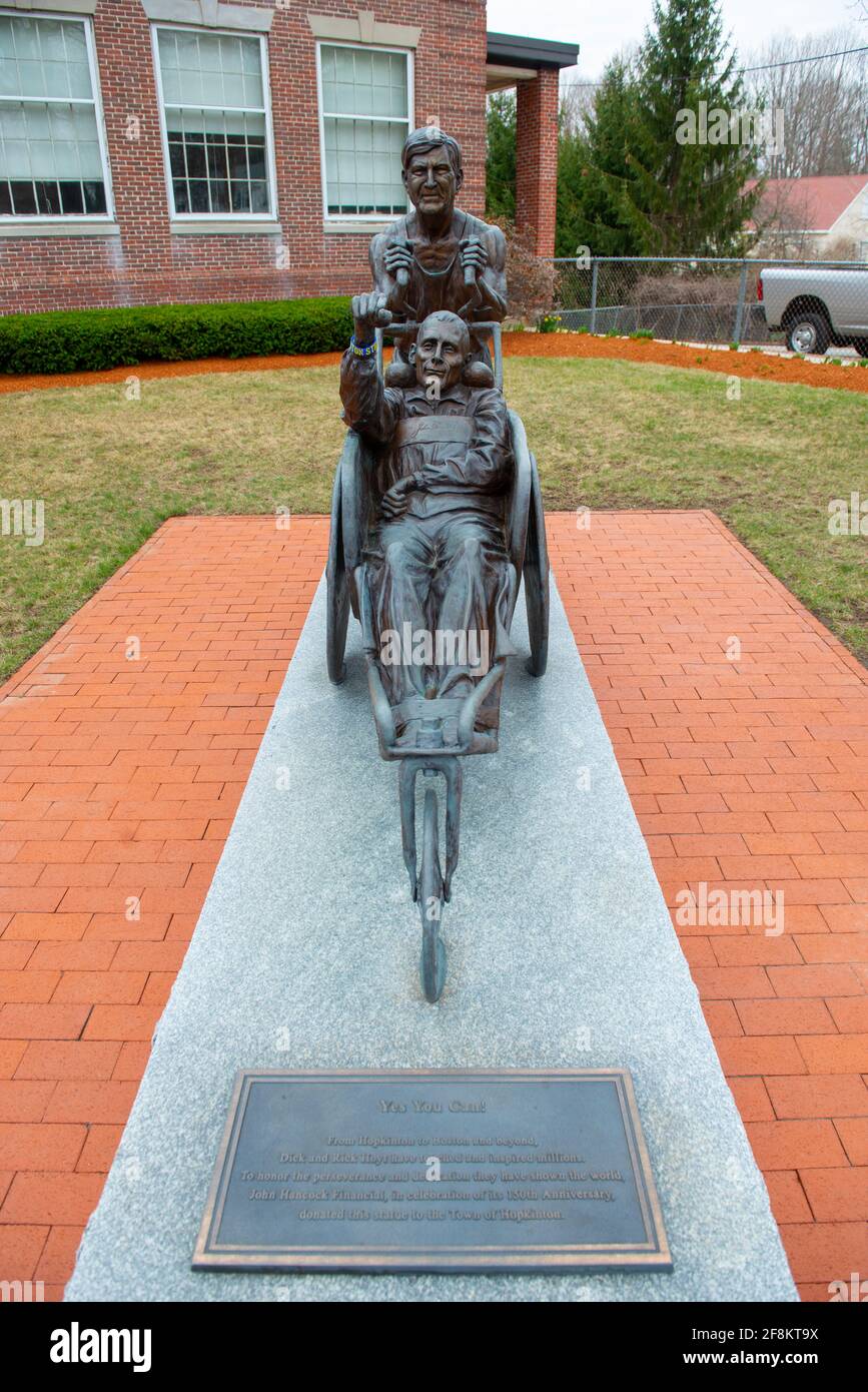 Boston Marathon Ja, Sie können in der Innenstadt von Hopkinton in der Nähe der Startlinie auf der Main Street in der Stadt Hopkinton, Massachusetts, USA, Statue. Stockfoto