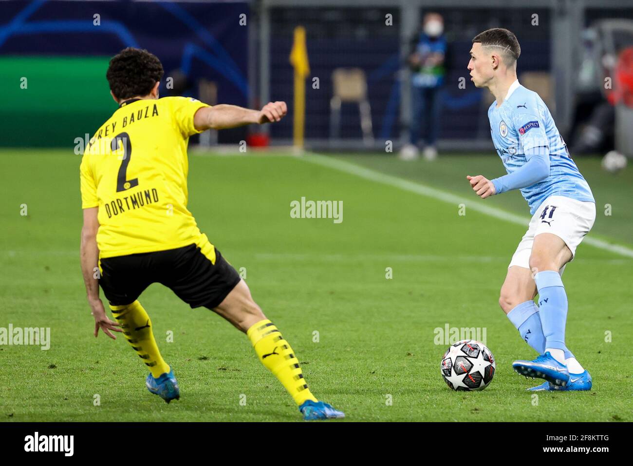 DORTMUND, DEUTSCHLAND - APRIL 14: Mateu Morey von Borussia Dortmund und Phil Foden von Manchester City während des UEFA Champions League Viertelfinales 1: Etappe Stockfoto