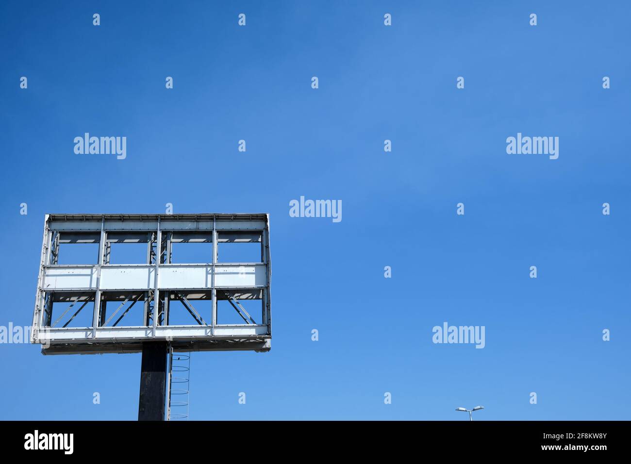 Leere und ungenutzte erhöhte Werbetafeln auf einer Säule mit einem klaren blauen Himmel Hintergrund am Flughafen Catania in Sizilien, Italien. 2021 Stockfoto
