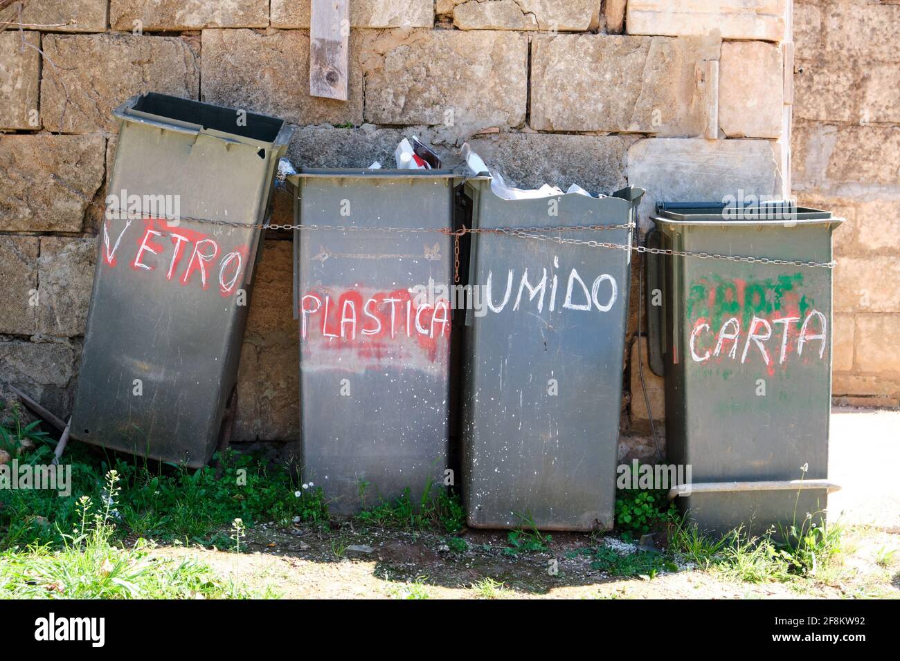 Vier Müllhalden zum Recycling mit handgeschriebenen Schildern in Sizilien, Italien Stockfoto