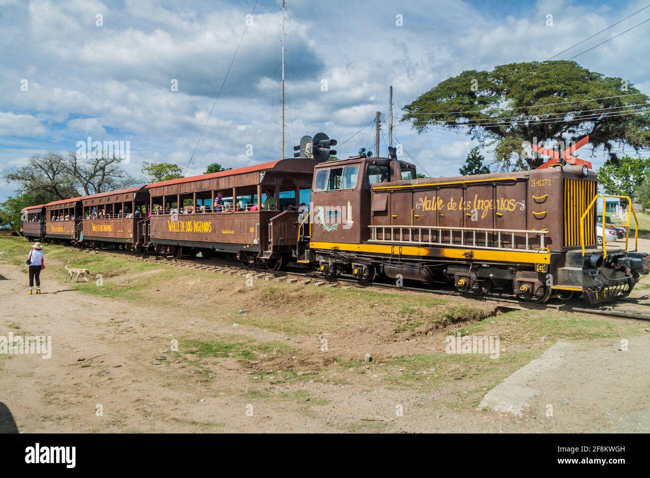 IZNAGA, KUBA - 9. FEB 2016: Lokaler Zug im Dorf Iznaga im Tal Valle de los Ingenios in der Nähe von Trinidad, Kuba Stockfoto