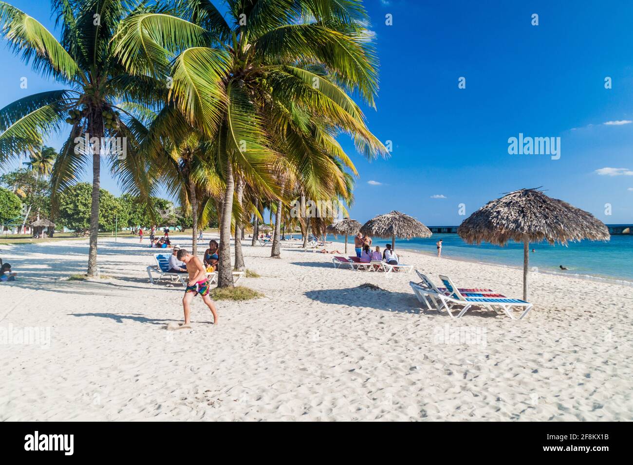 PLAYA GIRON, KUBA - 14. FEB 2016: Touristen am Strand Playa Giron, Kuba. Dieser Strand ist berühmt für seine Rolle während der Invasion der Schweinebucht. Stockfoto