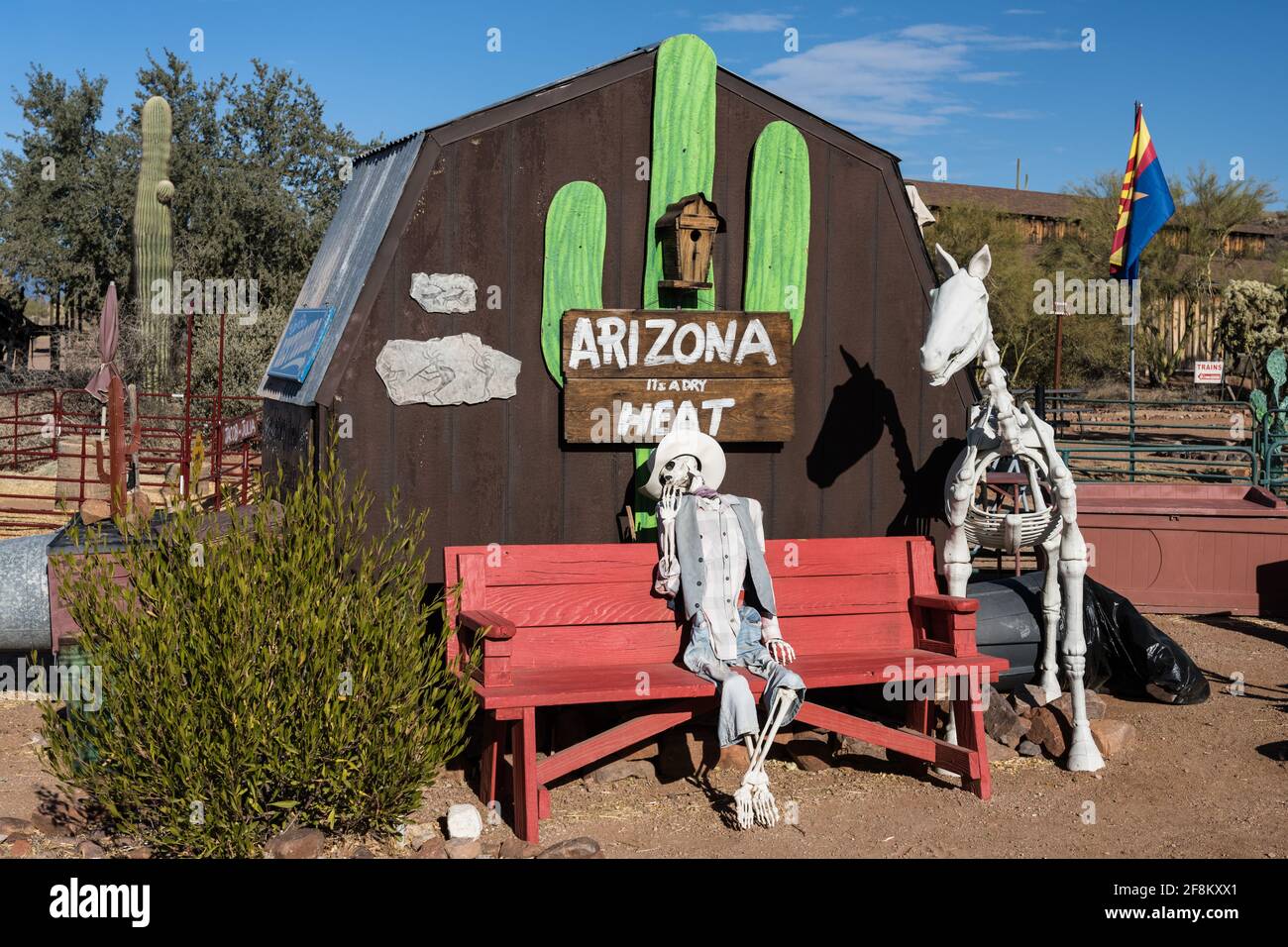 Plastikskelette eines Cowboys und eines Pferdes geben Touristen einen Platz für eine Fotogelegenheit. Aberstition Mountain Museum, Arizona. Stockfoto