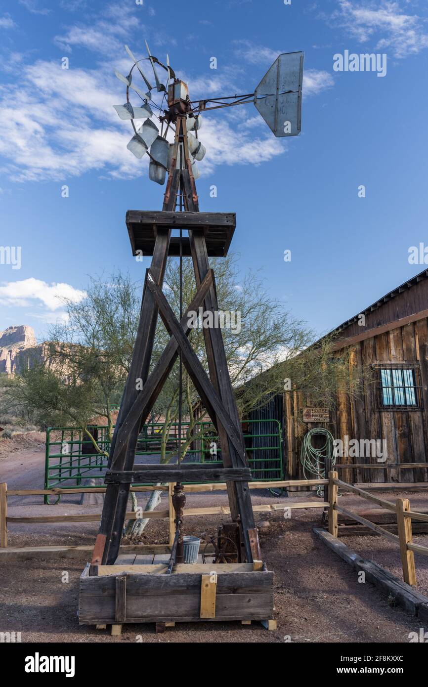 Eine alte Windmühle oder Windpumpe im Pionierstil mit einem Holzturm im Superstition Mountain Museum in Arizona. Stockfoto