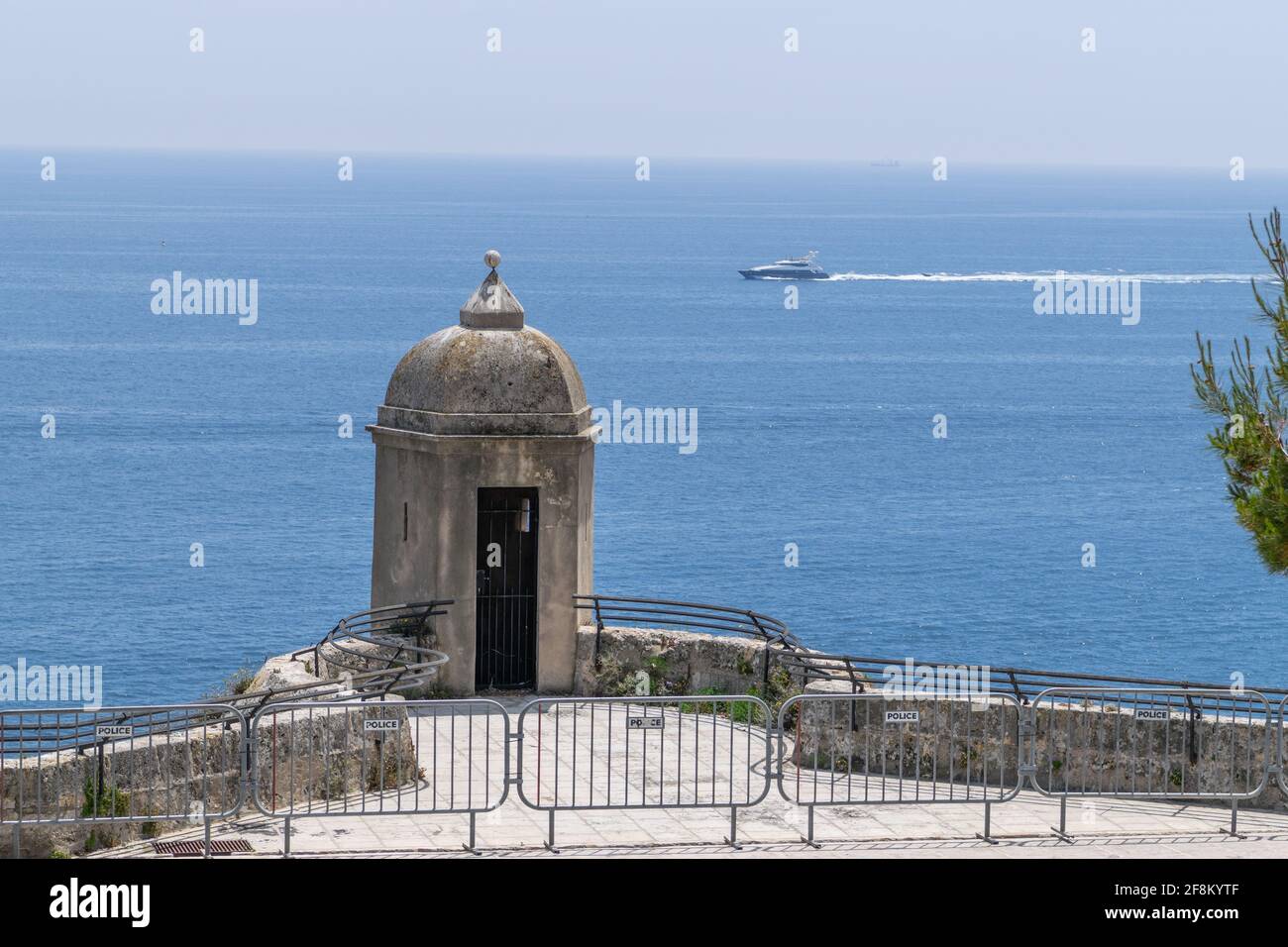 Verteidigungsturm mit Blick auf das Meer in Monaco Stockfoto