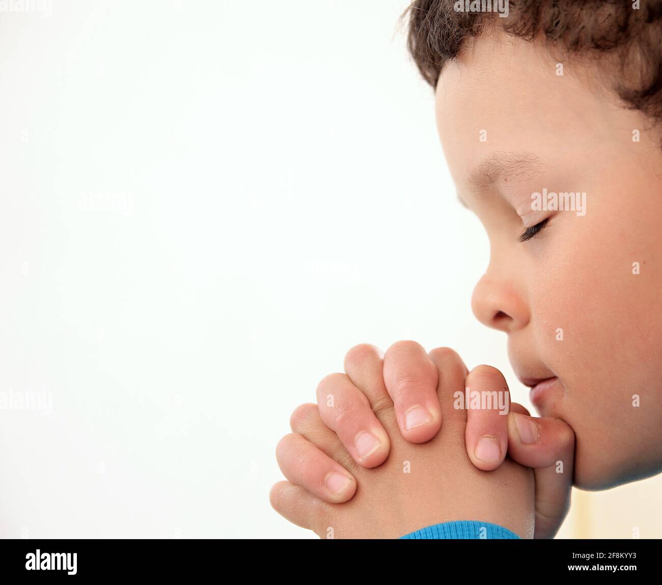 Junge beten zu Gott mit den Händen zusammen Stock Foto Stockfoto