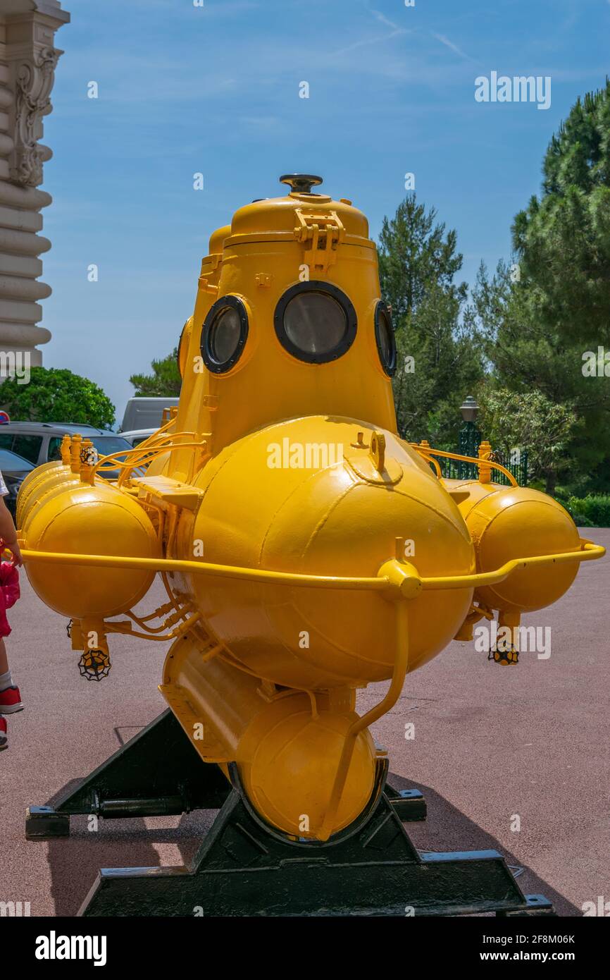 Gelbes U-Boot auf der Straße in Monaco Stockfoto