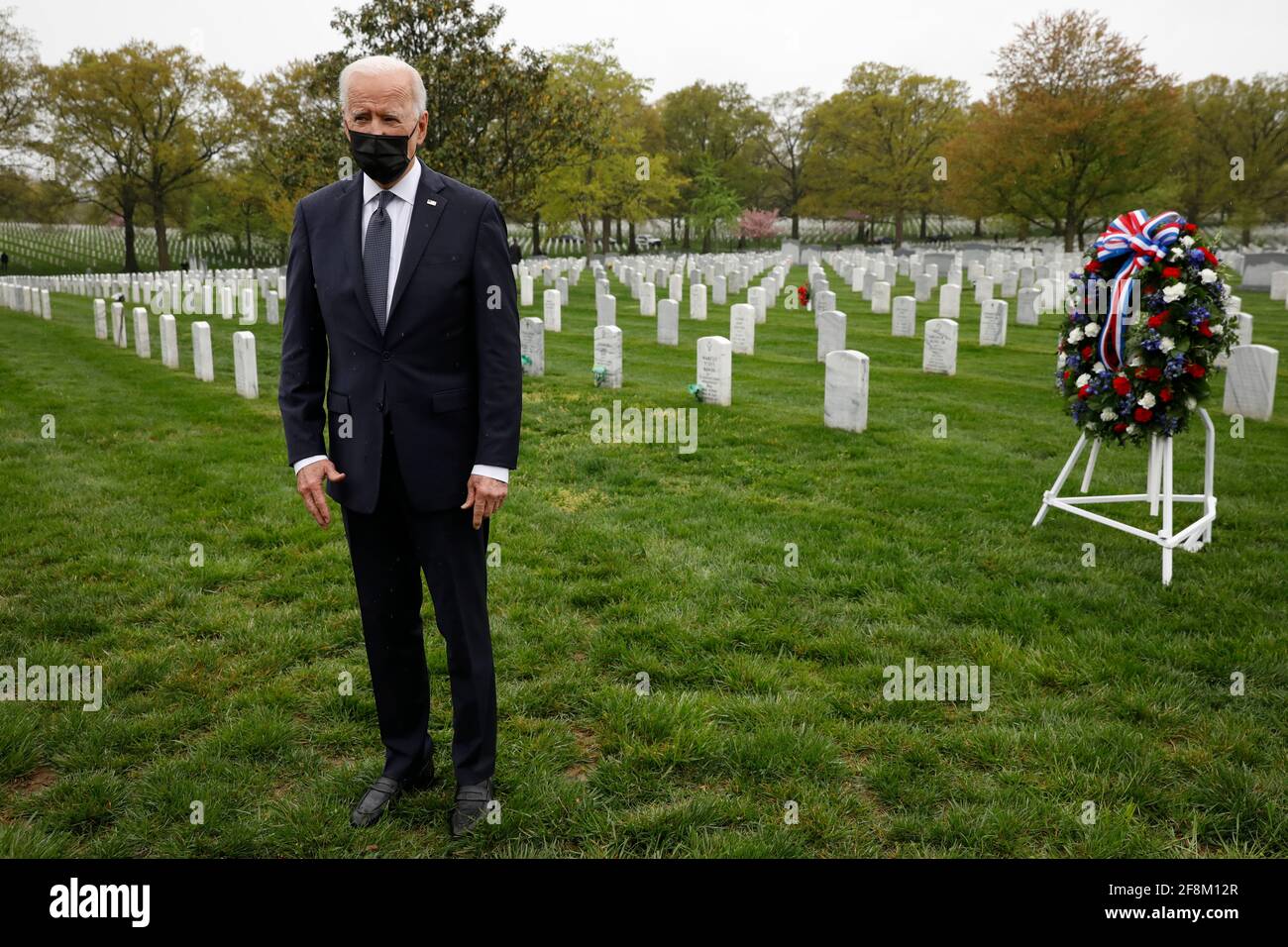 US-Präsident Joe Biden besucht am 14. April 2021 die Sektion 60 auf dem Arlington National Cemetery in Washington, nachdem er seine Rede über den Abzug der US-Truppen aus Afghanistan hielt.Quelle: Yuri Gripas/Pool via CNP Stockfoto