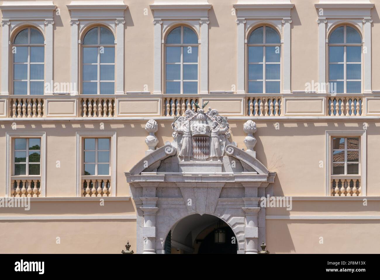 Vorderportal und Fenster Prinz Palast von Monaco Stockfoto
