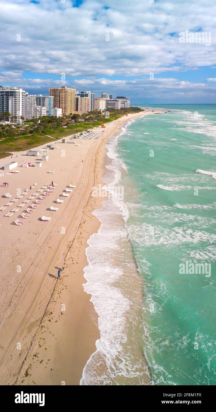 Luftaufnahme des Strandes und der Skyline von South Beach, Miami, Florida, USA Stockfoto