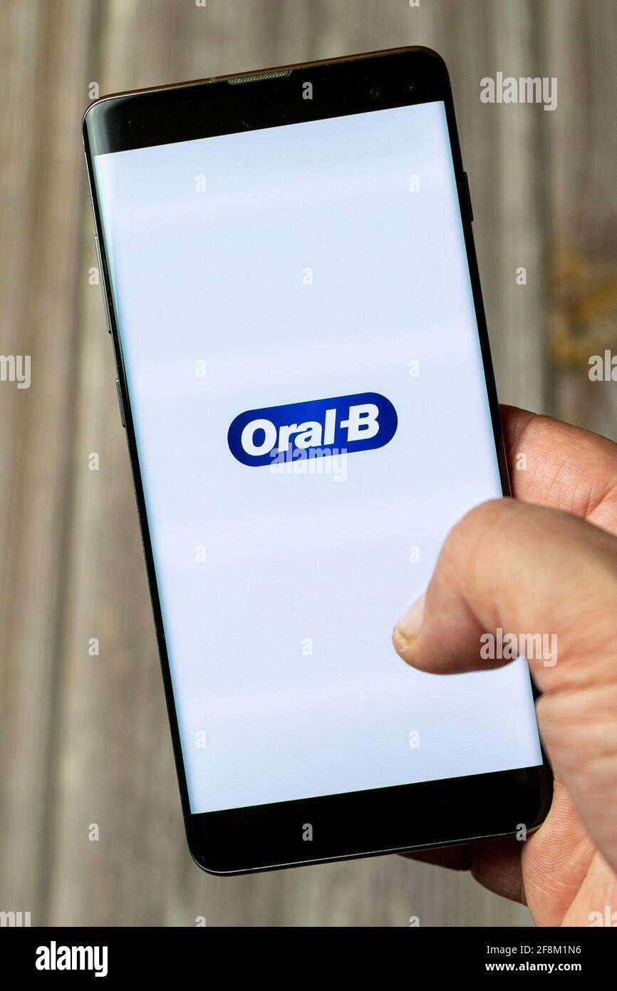 Ein Mobiltelefon oder Mobiltelefon, das in einem gehalten wird Hand mit der Oral B App auf dem Bildschirm Stockfoto