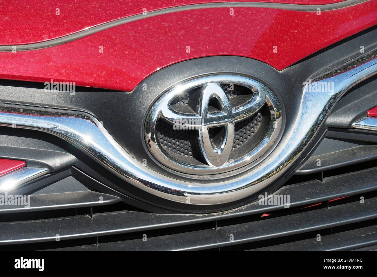 Toyota-Logo auf einem roten Auto Stockfoto