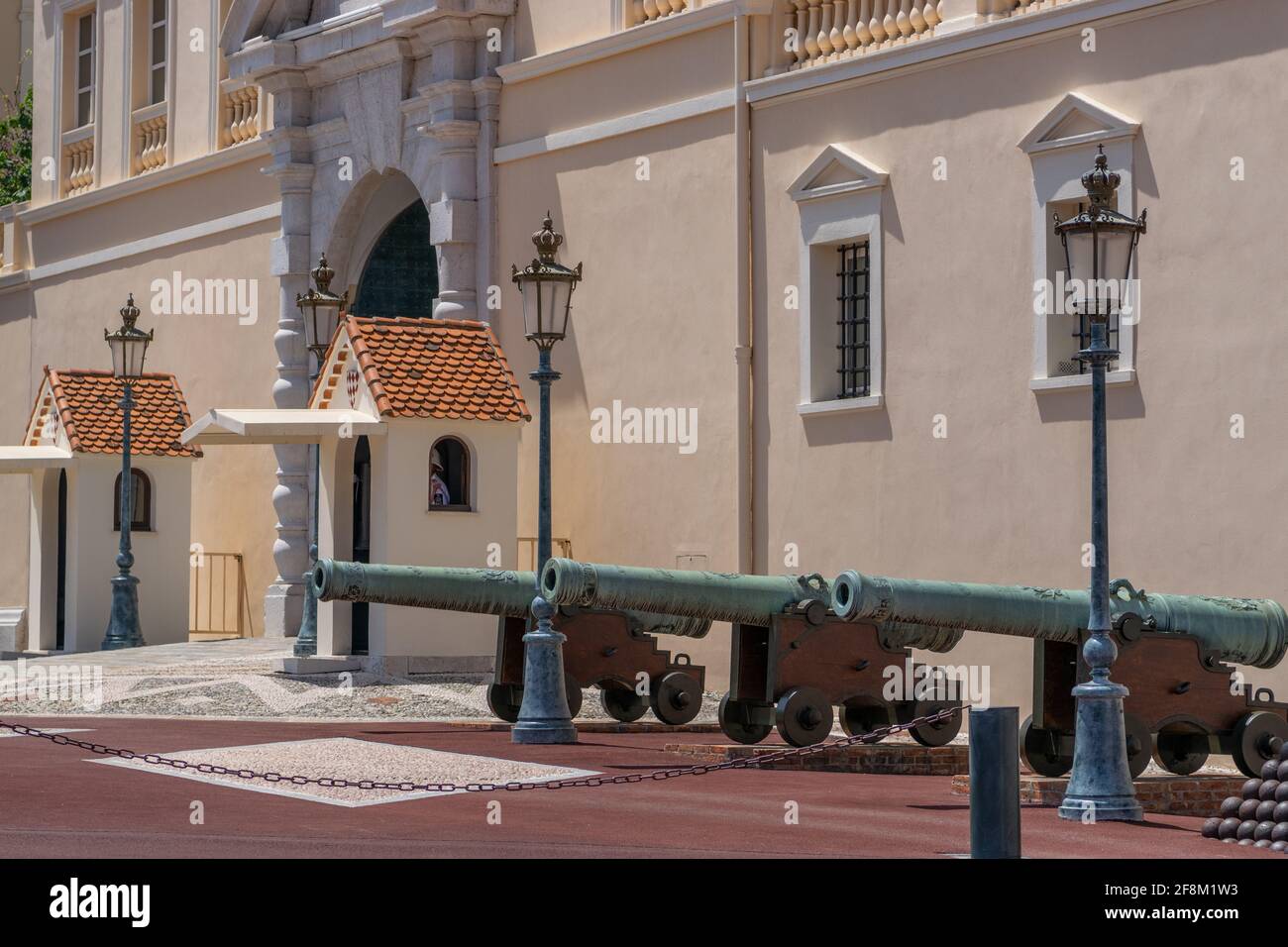 Kanonen vor dem Palast des Fürsten von Monaco Stockfoto