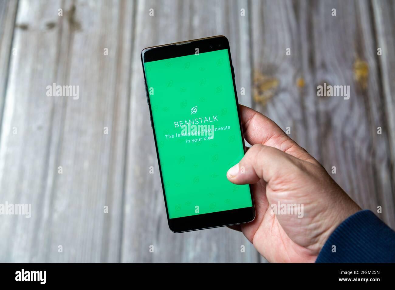 Ein Mobiltelefon oder Mobiltelefon, das in einem gehalten wird Die Hand zeigt die Beanstalk-App auf dem Bildschirm Stockfoto