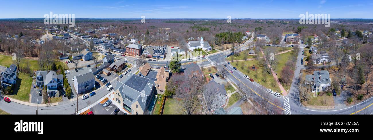 Hopkinton Stadtzentrum Luftbild Panorama einschließlich Town Common und Korean Presbyterian Church im frühen Frühjahr in Hopkinton, Massachusetts, USA. Stockfoto