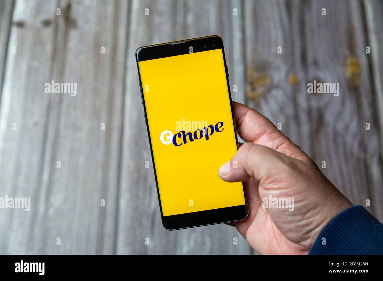 Ein Mobiltelefon oder Mobiltelefon, das in einem gehalten wird Hand zeigt die Chope App auf dem Bildschirm Stockfoto
