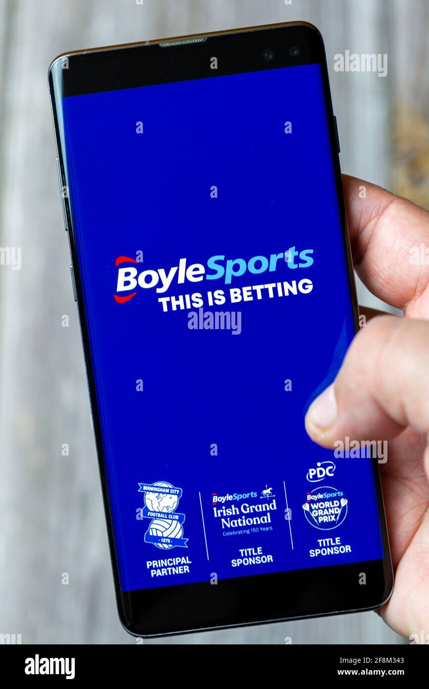 Ein Mobiltelefon oder Mobiltelefon, das in einem gehalten wird Hand, die die boyle Sport-App auf dem Bildschirm zeigt Stockfoto