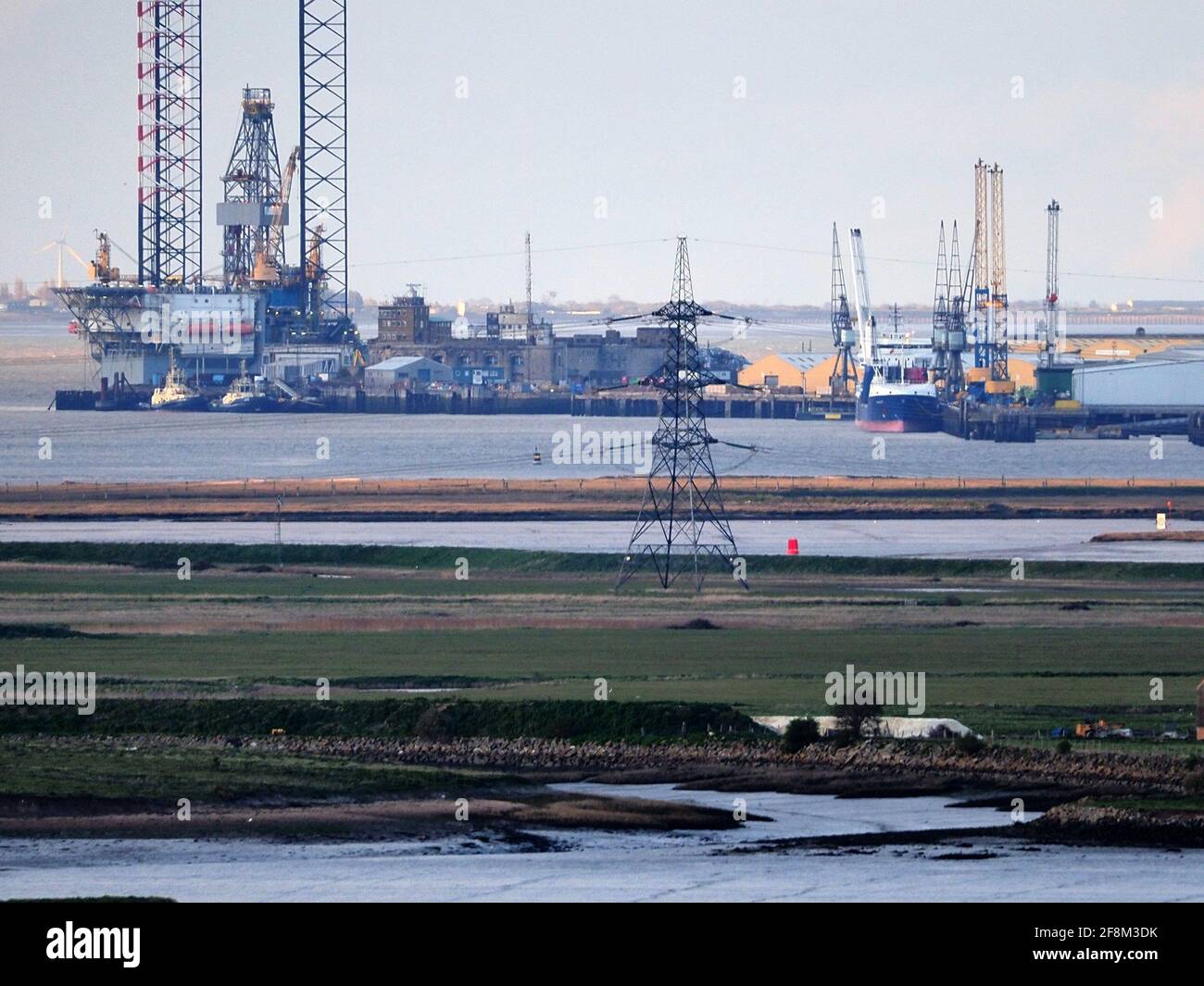 Sheerness, Kent, Großbritannien. April 2021. DFDS hat eine neue Frachtroute nach Europa von Sheerness nach Calais angekündigt, die Dover umgeht. Schiff Gothia wird bis zu 165 unbegleitete Frachteinheiten befördern, die neue Route soll im Juni eröffnet werden. Im Bild: Der Hafen von Sheerness. Kredit: James Bell/Alamy Live Nachrichten Stockfoto