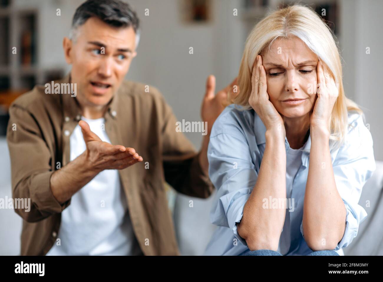 Verheiratete reifes Paar emotional über Problem zu diskutieren. Ehemann und Ehefrau mittleren Alters sind sich nicht einig, haben ein Missverständnis, können keine Entscheidung treffen oder Kompromisse eingehen, ein Streit zwischen Ehepartnern Stockfoto