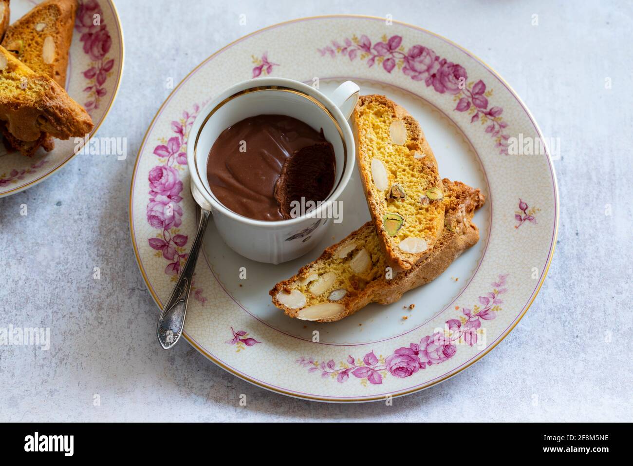 Italienische Cantuccini-Kekse und dunkler Schokoladentopf Stockfoto