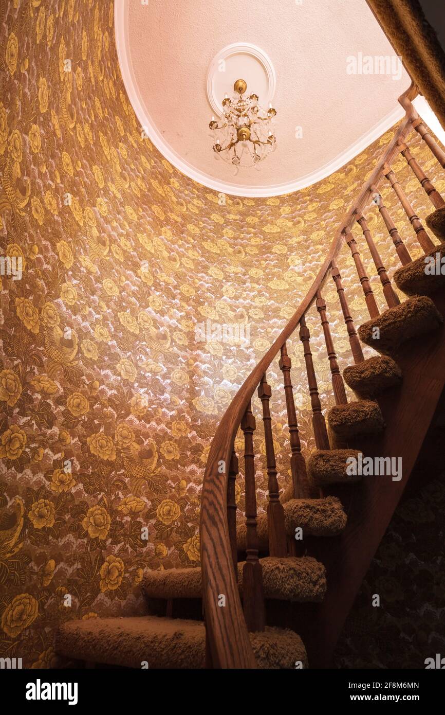 Eine halbkreisförmige Treppe in einem Haus. Stockfoto