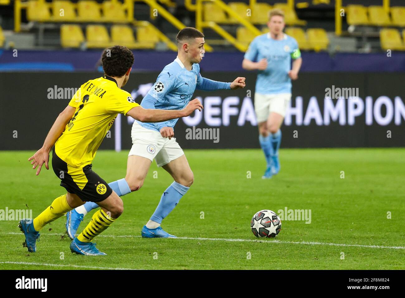 DORTMUND, DEUTSCHLAND - APRIL 14: Mateu Morey von Borussia Dortmund und Phil Foden von Manchester City während des UEFA Champions League Viertelfinales 1: Etappe Stockfoto