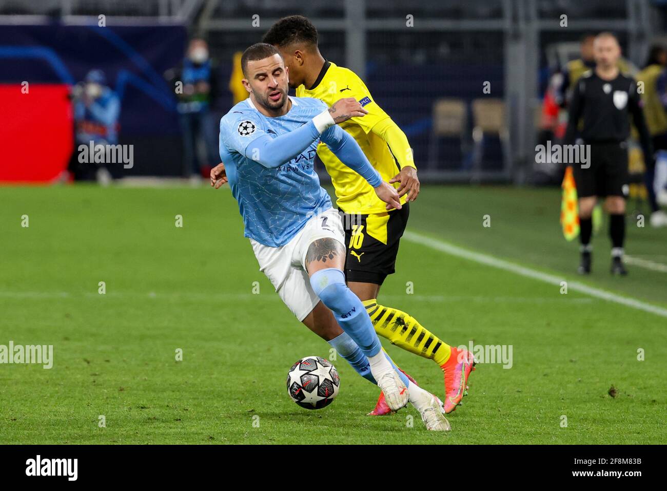 DORTMUND, DEUTSCHLAND - APRIL 14: Kyle Walker von Manchester City und Ansgar Knauff von Borussia Dortmund während des UEFA Champions League Viertelfinales 1: Stockfoto