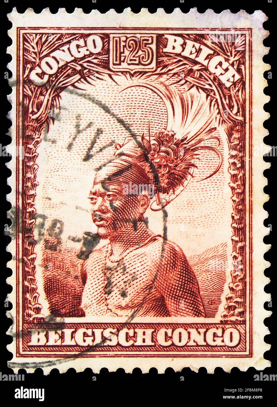 MOSKAU, RUSSLAND - 4. OKTOBER 2019: Die im belgischen Kongo gedruckte Briefmarke zeigt Mangbetu Chief, Völker und Ansichten aus der Kongo-Serie, um 1931 Stockfoto