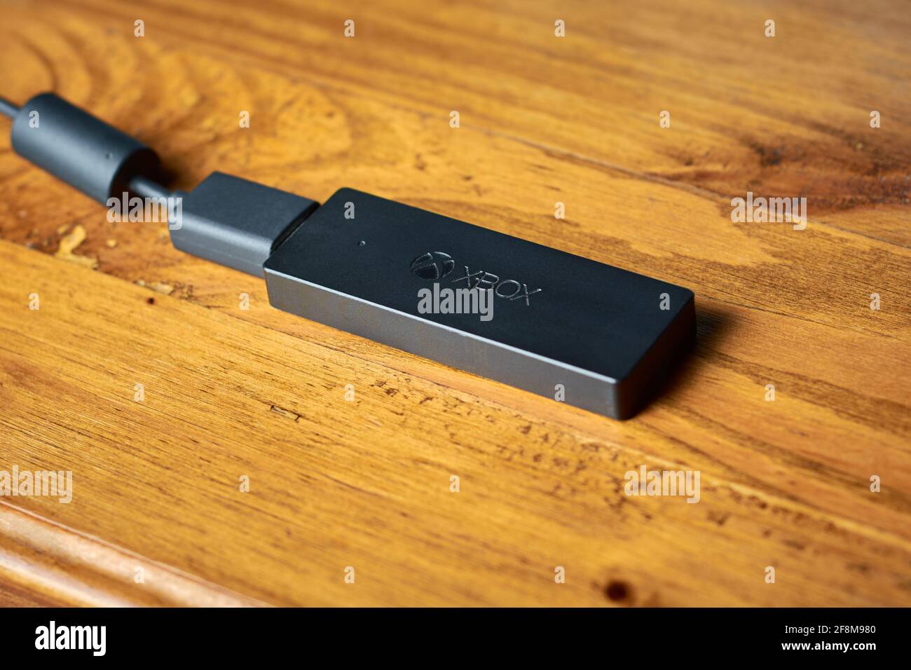 12. APRIL 2021 - BUENOS AIRES, ARGENTINIEN: Nahaufnahme des schwarzen Xbox One Game Controller Receivers für PC. Stockfoto