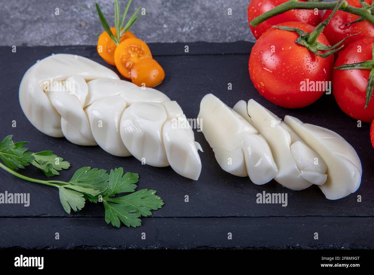 Geflecht aus Käse. Frische, weiche weiße Büffelbüffelmilch Mozzarella-Käse-Geflecht türkische Pasta-Filata-Methode, Istanbul, Türkei. Stockfoto