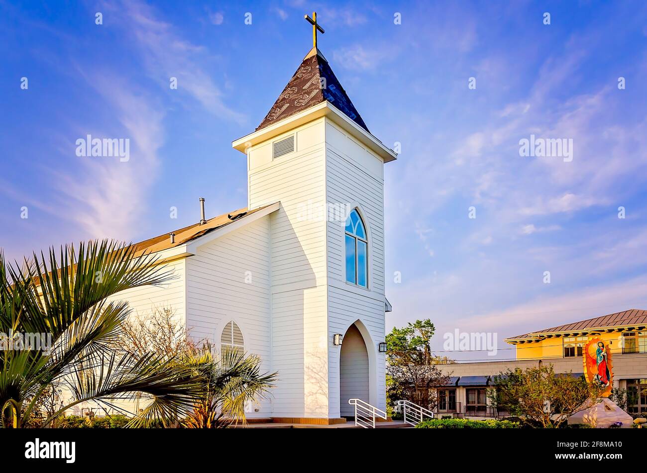 St. Paul Catholic Church überblickt Highway 90 und Pass Christian Beach, 3. April 2021, in Pass Christian, Mississippi. Stockfoto