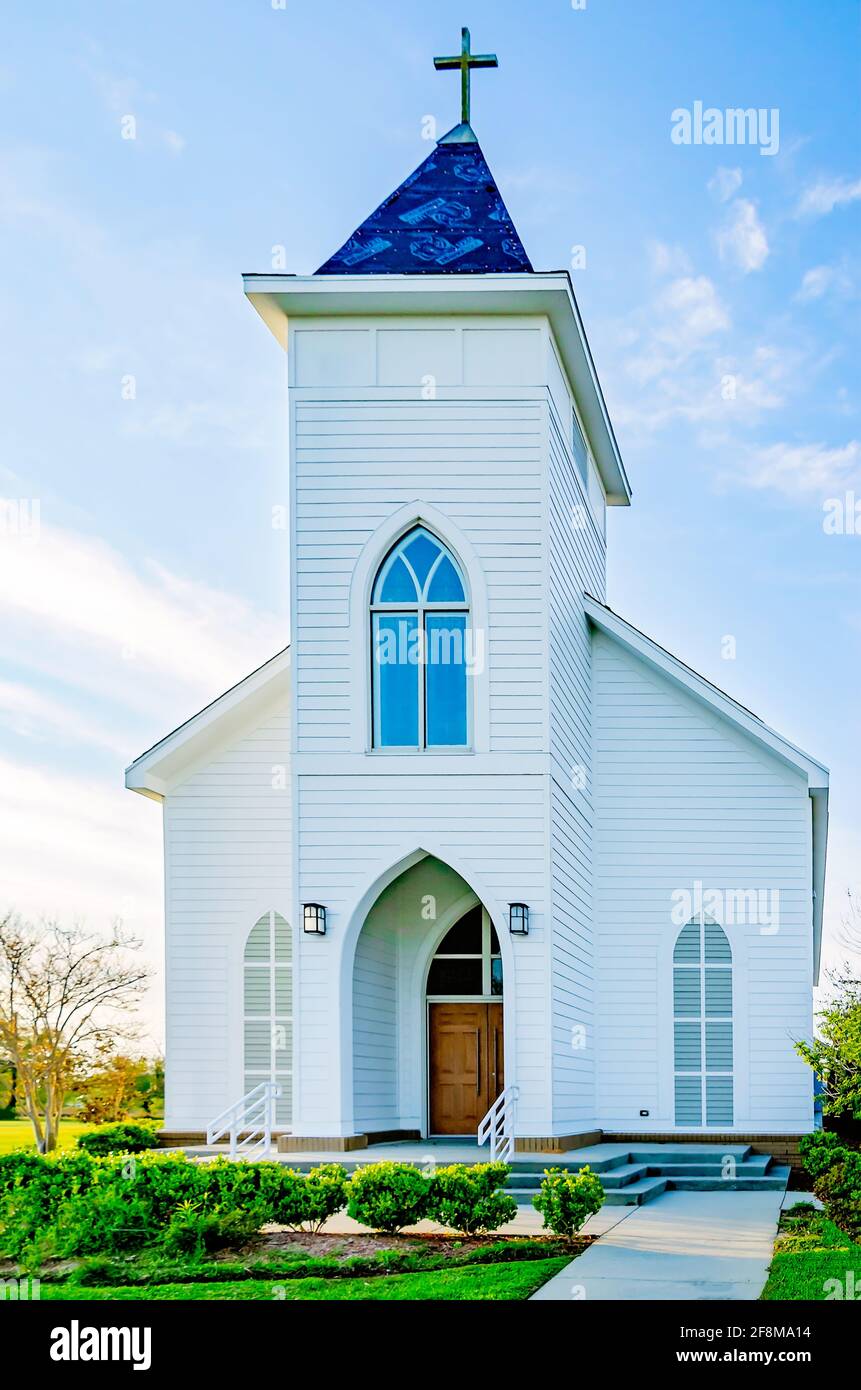 St. Paul Catholic Church überblickt Highway 90 und Pass Christian Beach, 3. April 2021, in Pass Christian, Mississippi. Stockfoto