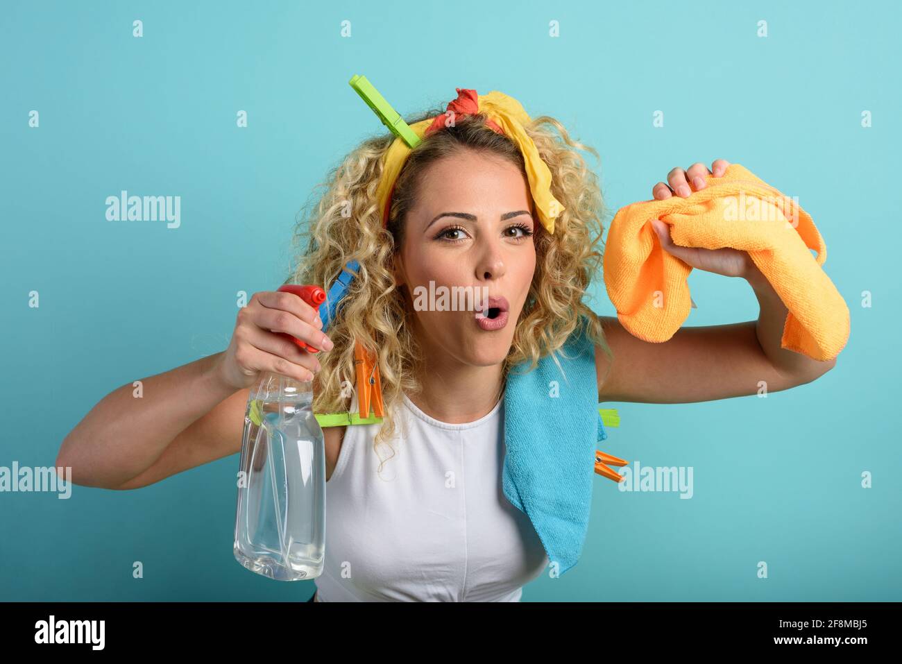 Lustige Hausfrau reinigt und desinfiziert Keime, Viren und Bakterien. Stockfoto