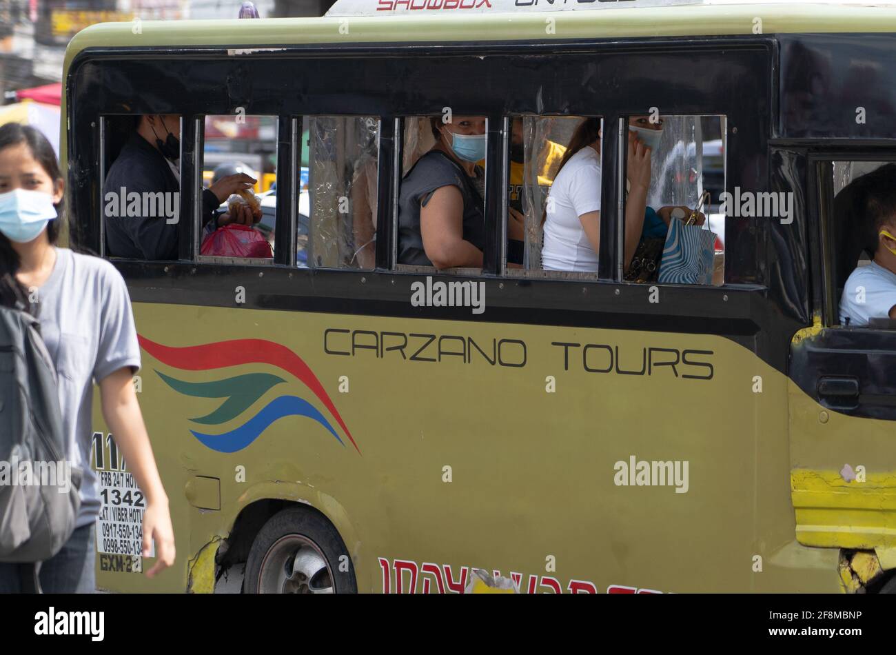 Passagiere in öffentlichen Versorgungsfahrzeugen mit Gesichtsmasken, Cebu City, Philippinen Stockfoto