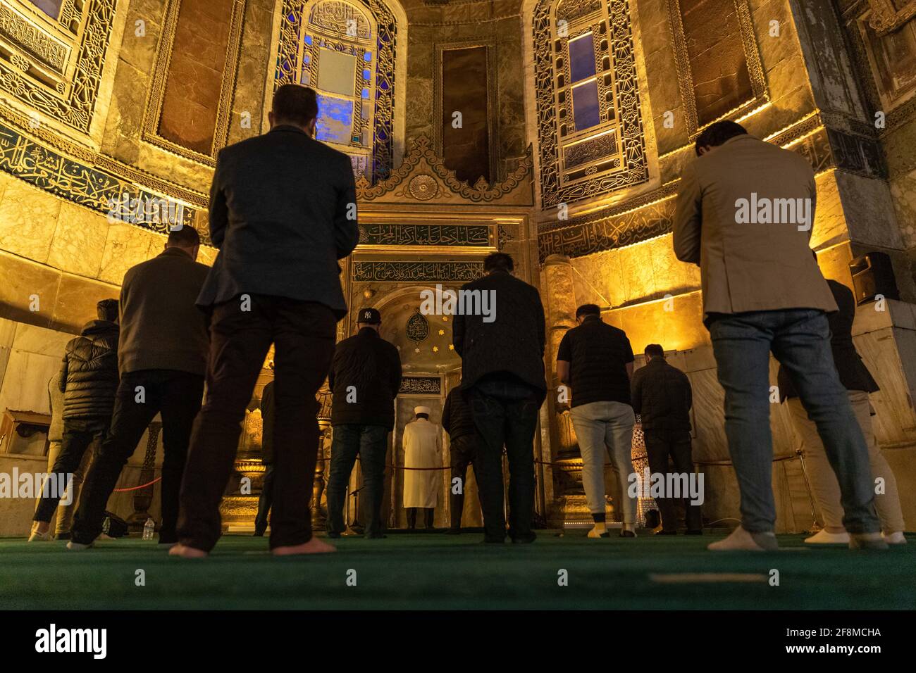 14. April 2021: Am zweiten Tag des Ramadan hielt eine kleine Gruppe von Muslimen am 14. April 2021 das Abendgebet mit dem Imam der Hagia Sophia Moschee in Istanbul, Türkei. Präsident Recep Tayyip ErdoÄŸan offenbarte eine Reihe von Maßnahmen für den muslimischen heiligen Monat Ramadan und sagte, dass das Land in den ersten zwei Wochen des Ramadan zur teilweisen Sperrung wechseln würde, um die Kaseloade des Coronavirus zu verringern. Quelle: Tolga Ildun/ZUMA Wire/Alamy Live News Stockfoto