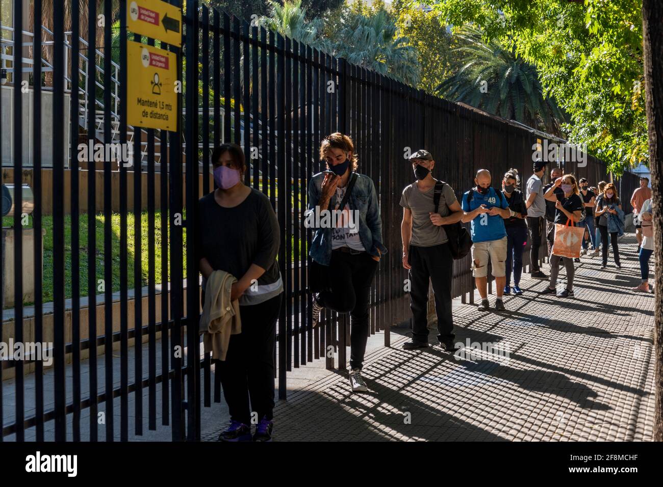 Stadt Buenos Aires, Stadt Buenos Aires, Argentinien. April 2021. INT. WorldNews. 2021, April 14. Stadt Buenos Aires, Argentinien. Die Menschen stellen sich vor dem Krankenhaus Durand, Stadt Buenos Aires, Argentinien, und warten darauf, am 14. April 2021 auf Covid-19 getestet zu werden.heute bestätigt Argentinien 25157 positive Fälle und 368 Todesfälle. Quelle: Julieta Ferrario/ZUMA Wire/Alamy Live News Stockfoto