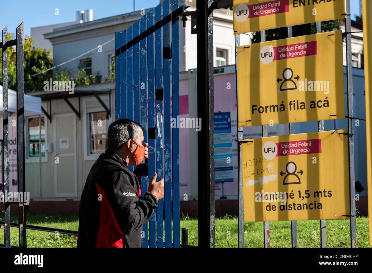 Stadt Buenos Aires, Stadt Buenos Aires, Argentinien. April 2021. INT. WorldNews. 2021, April 14. Stadt Buenos Aires, Argentinien. Die Menschen stellen sich vor dem Krankenhaus Durand, Stadt Buenos Aires, Argentinien, und warten darauf, am 14. April 2021 auf Covid-19 getestet zu werden.heute bestätigt Argentinien 25157 positive Fälle und 368 Todesfälle. Quelle: Julieta Ferrario/ZUMA Wire/Alamy Live News Stockfoto