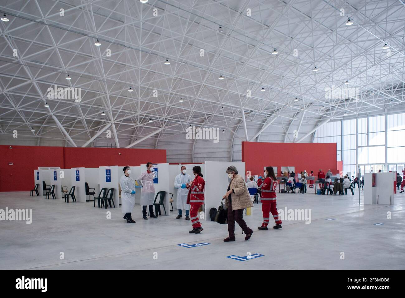Menschen, die in der Haupthalle des Impfzentrums gesehen werden. Am neuen Impfzentrum Covid-19 im Messezentrum (Ente Fiera) in Catanzaro Lido hatten sich fast 500 Menschen im Alter von 70 Jahren und älter, ohne besondere Krankheiten, ihren Platz für die Verabreichung des Impfstoffs AstraZeneca reserviert. Die Mitglieder des italienischen Roten Kreuzes und des Katastrophenschutzes helfen den örtlichen Sanitäterinnen und Sanitäranlagen bei der Umsetzung des Impfprogramms. Stockfoto