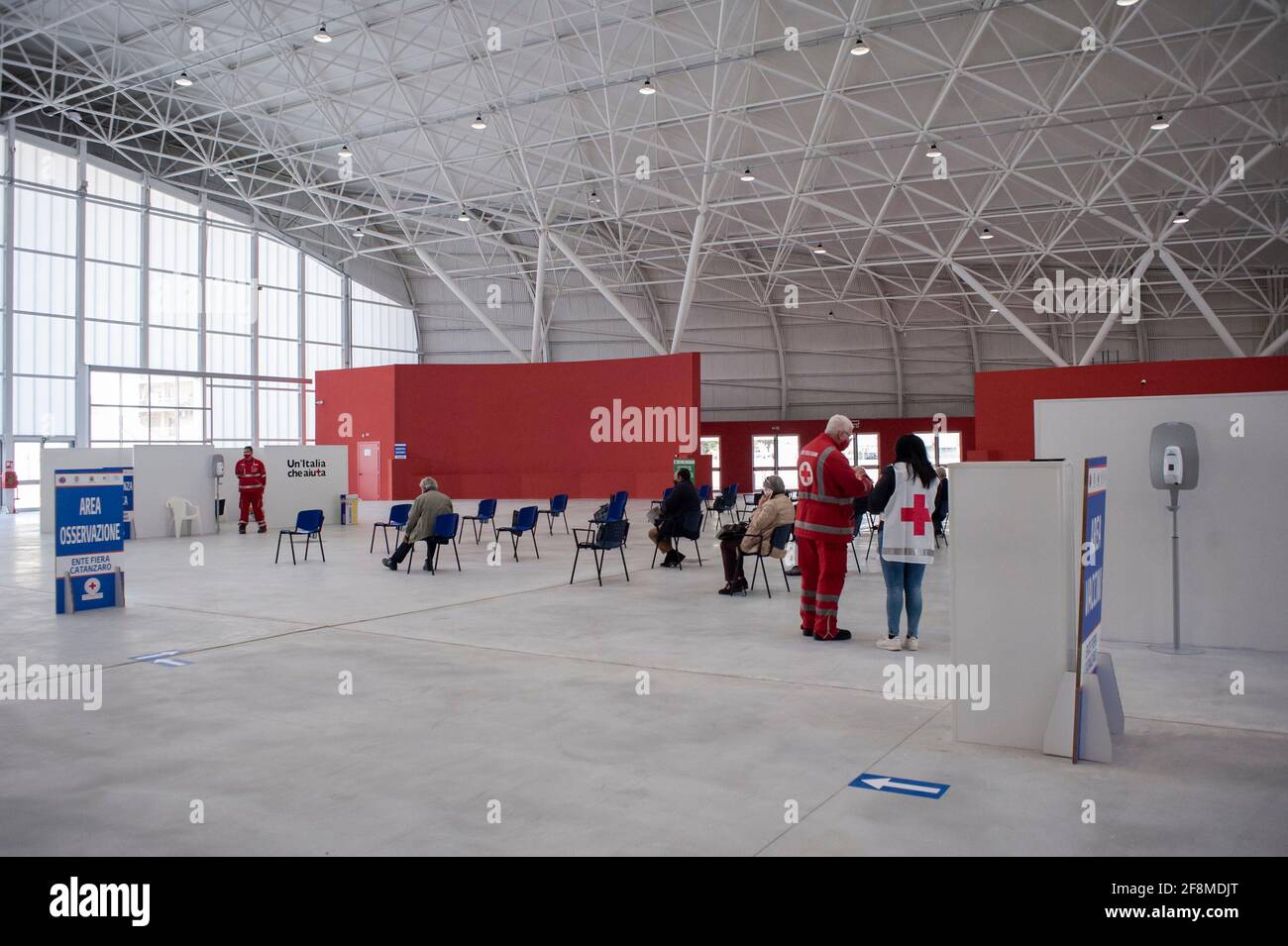 Catanzaro, Italien. April 2021. Menschen, die in der Haupthalle des Impfzentrums gesehen werden. Am neuen Impfzentrum Covid-19 im Messezentrum (Ente Fiera) in Catanzaro Lido hatten sich fast 500 Menschen im Alter von 70 Jahren und älter, ohne besondere Krankheiten, ihren Platz für die Verabreichung des Impfstoffs AstraZeneca reserviert. Die Mitglieder des italienischen Roten Kreuzes und des Katastrophenschutzes helfen den örtlichen Sanitäterinnen und Sanitäranlagen bei der Umsetzung des Impfprogramms. (Foto von Valeria Ferraro /SOPA Images/Sipa USA) Quelle: SIPA USA/Alamy Live News Stockfoto