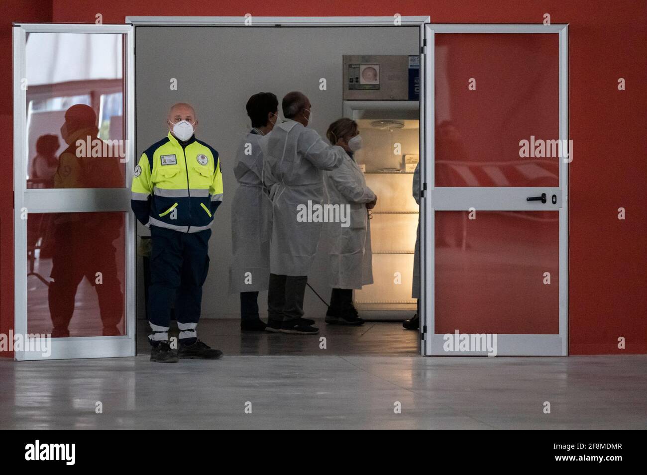 Ein Mitglied des Katastrophenschutzes, das am ersten Tag der Impfung im Impfgebiet gesehen wurde.am neuen Impfzentrum Covid-19 im Messezentrum (Ente Fiera) in Catanzaro Lido reservierten fast 500 Personen im Alter von 70 Jahren und älter, ohne besondere Krankheiten, Plätze für die Impfung mit dem Impfstoff AstraZeneca. Die Mitglieder des italienischen Roten Kreuzes und des Katastrophenschutzes helfen den örtlichen Sanitäterinnen und Sanitäranlagen bei der Umsetzung des Impfprogramms. (Foto von Valeria Ferraro /SOPA Images/Sipa USA) Stockfoto