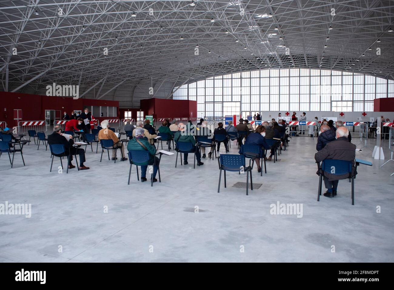 Catanzaro, Italien. April 2021. Menschen gesehen, während sie in der Hauptwartshalle sitzen. Am neuen Impfzentrum Covid-19 im Messezentrum (Ente Fiera) in Catanzaro Lido hatten sich fast 500 Menschen im Alter von 70 Jahren und älter, ohne besondere Krankheiten, ihren Platz für die Verabreichung des Impfstoffs AstraZeneca reserviert. Die Mitglieder des italienischen Roten Kreuzes und des Katastrophenschutzes helfen den örtlichen Sanitäterinnen und Sanitäranlagen bei der Umsetzung des Impfprogramms. (Foto von Valeria Ferraro /SOPA Images/Sipa USA) Quelle: SIPA USA/Alamy Live News Stockfoto